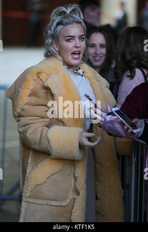 Il cantante Anne-Marie visitando BBC Radio One Studios di eseguire sul Live Lounge - Londra dotata: Anne-Marie dove: Londra, Regno Unito quando: 23 Nov 2017 Credit: WENN.com Foto Stock