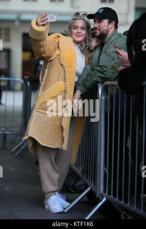 Il cantante Anne-Marie visitando BBC Radio One Studios di eseguire sul Live Lounge - Londra dotata: Anne-Marie dove: Londra, Regno Unito quando: 23 Nov 2017 Credit: WENN.com Foto Stock