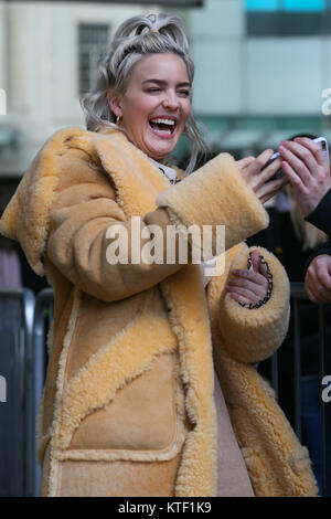 Il cantante Anne-Marie visitando BBC Radio One Studios di eseguire sul Live Lounge - Londra dotata: Anne-Marie dove: Londra, Regno Unito quando: 23 Nov 2017 Credit: WENN.com Foto Stock