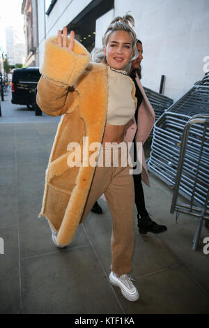 Il cantante Anne-Marie visitando BBC Radio One Studios di eseguire sul Live Lounge - Londra dotata: Anne-Marie dove: Londra, Regno Unito quando: 23 Nov 2017 Credit: WENN.com Foto Stock