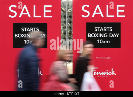 Boxing day vendite sono pubblicizzati in Canterbury Kent, come acquirenti acquisto last minute presenta prima di Natale. Foto Stock
