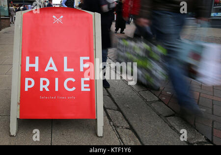 Le vendite di giorno di boxe sono pubblicizzate a Canterbury, Kent, come gli acquirenti di acquistare i regali last minute prima di Natale. Foto Stock