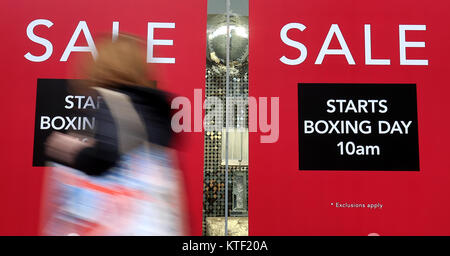 Boxing day vendite sono pubblicizzati in Canterbury Kent, come acquirenti acquisto last minute presenta prima di Natale. Foto Stock