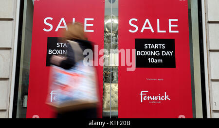 Boxing day vendite sono pubblicizzati in Canterbury Kent, come acquirenti acquisto last minute presenta prima di Natale. Foto Stock