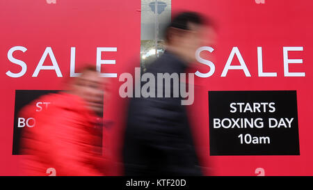 Boxing day vendite sono pubblicizzati in Canterbury Kent, come acquirenti acquisto last minute presenta prima di Natale. Foto Stock
