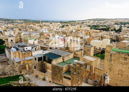 Panoramica di Victoria città vecchia come si vede dalla cittadella, isola di Gozo, Malta Foto Stock