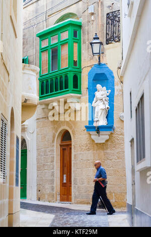 Vicolo pittoresco con decorazione religiosa a Victoria città vecchia, isola di Gozo, Malta Foto Stock