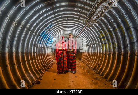 Un paio di Bugis tradizionale abito in un tunnel. Il Bugis è una delle più famose tribù nell' isola di Sulawesi - Indonesia. Foto Stock