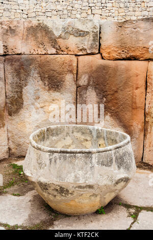 Ampio recipiente in pietra scoperto in pezzi presso la centrale di Tempio di Tarxien, costruito tra il 3600 e il 2500 A.C. Tarxien, Malta Foto Stock