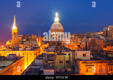 Panoramica al tramonto di illuminato nel centro storico della città di La Valletta, Malta Foto Stock