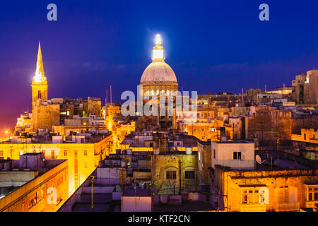 Panoramica illuminata di La Valletta, Malta. Foto Stock