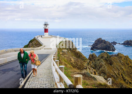 Coppia senior dal faro di Cabo Ortegal capo. Provincia di La Coruña, Galizia, Spagna, Europa Foto Stock