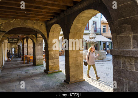 Donna alla Praza do Campo quadrato al centro storico della città di Lugo, Galizia, Spagna, Europa Foto Stock