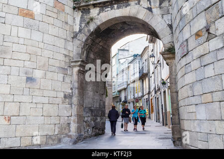 San Pedro Gate (18yh secolo) presso le mura romane, utilizzato dai pellegrini del Camino de Santiago per entrare in città. Lugo, Galizia, Spagna, Europa Foto Stock