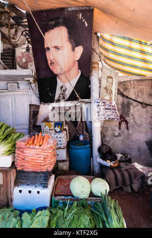 Bashar al-Assad ritratto in un mercato in fase di stallo. Damasco, Siria Foto Stock