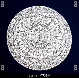 Dipinti a mano fiori ornamentali mandala Foto Stock