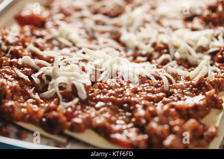 La cottura di lasagne fatte in casa su cucina closeup Foto Stock