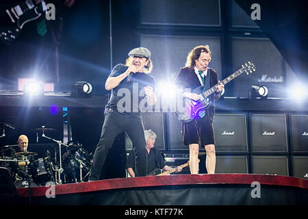 La Australian rock band AC/DC esegue un concerto dal vivo a valle Hovin Stadion di Oslo come parte della roccia o busto World Tour 2015. Qui il cantante e il chitarrista Angus Young (R) è visto dal vivo sul palco con vokalist Brian Johnson (L). Norvegia, 17/07 2015. Foto Stock