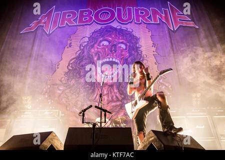 La Australian rock band Airbourne esegue un concerto dal vivo a Oslo Spektrum. Qui la cantante e chitarrista Joel O'Keeffe è visto dal vivo sul palco. Norvegia, 26/10 2016. Foto Stock