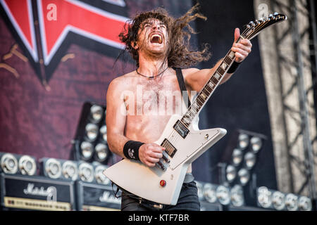 Norvegia, Halden - 24 giugno 2017. La Australian rock band Airbourne esegue un concerto dal vivo durante il norvegese music festival tonnellate di roccia 2017. Qui la cantante e chitarrista Joel O'Keeffe è visto dal vivo sul palco. Foto Stock