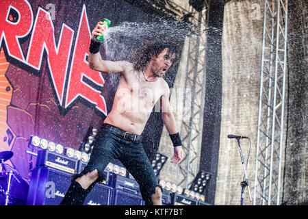 Norvegia, Halden - 24 giugno 2017. La Australian rock band Airbourne esegue un concerto dal vivo durante il norvegese music festival tonnellate di roccia 2017. Qui la cantante e chitarrista Joel O'Keeffe è visto dal vivo sul palco. Foto Stock