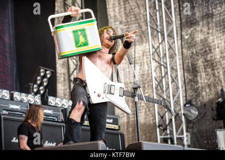 Norvegia, Halden - 24 giugno 2017. La Australian rock band Airbourne esegue un concerto dal vivo durante il norvegese music festival tonnellate di roccia 2017. Qui la cantante e chitarrista Joel O'Keeffe è visto dal vivo sul palco. Foto Stock