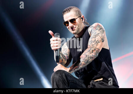 La American heavy metal band si è vendicato sette volte esegue un concerto dal vivo a Oslo Spektrum di Oslo. Qui la cantante M. ombre è visto dal vivo sul palco. Norvegia, 09/11 2013. Foto Stock