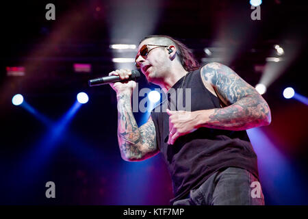 La American heavy metal band si è vendicato sette volte esegue un concerto dal vivo a Oslo Spektrum di Oslo. Qui la cantante M. ombre è visto dal vivo sul palco. Norvegia, 09/11 2013. Foto Stock