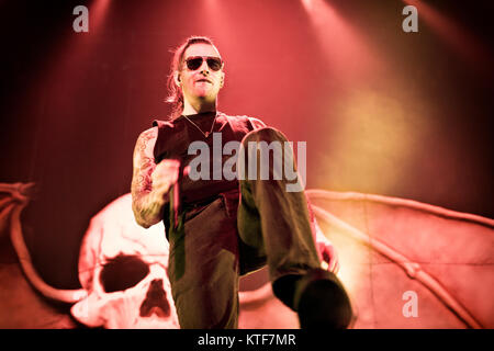 La American heavy metal band si è vendicato sette volte esegue un concerto dal vivo a Oslo Spektrum di Oslo. Qui la cantante M. ombre è visto dal vivo sul palco. Norvegia, 09/11 2013. Foto Stock