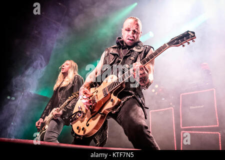 La rock band svedese Backyard Babies esegue un concerto dal vivo al Rockefeller di Oslo. Qui la cantante e chitarrista Nicke Borg è visto dal vivo sul palco. Norvegia, 28/01 2016. Foto Stock