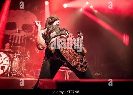 La rock band svedese Backyard Babies esegue un concerto dal vivo al Rockefeller di Oslo. Qui il chitarrista Dregen è visto dal vivo sul palco. Norvegia, 28/01 2016. Foto Stock