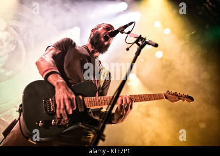 La American metal band la baronessa esegue un concerto dal vivo al Rockefeller di Oslo. Qui il cantante e chitarrista John Baizley è raffigurato dal vivo sul palco. Norvegia, 07/10 2013. Foto Stock