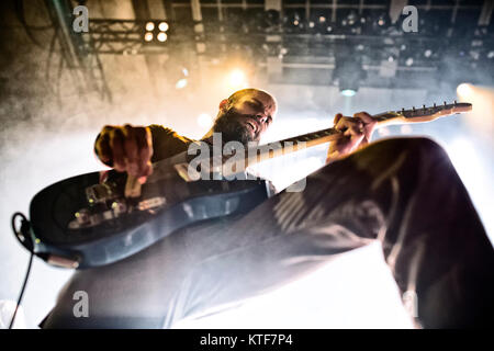 La American metal band la baronessa esegue un concerto dal vivo al Rockefeller di Oslo. Qui il cantante e chitarrista John Baizley è raffigurato dal vivo sul palco. Norvegia, 07/10 2013. Foto Stock