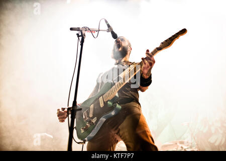 La American metal band la baronessa esegue un concerto dal vivo al Rockefeller di Oslo. Qui il cantante e chitarrista John Baizley è raffigurato dal vivo sul palco. Norvegia, 07/10 2013. Foto Stock