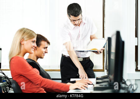 Gli studenti che studiano nel laboratorio di computer Foto Stock