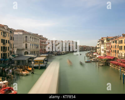 VENEZIA, ITALIA SETTEMBRE - 13, 2017: Vista lunga esposizione lungo il Canal Grande dal Ponte di Rialto con oggetti in movimento sfocati Foto Stock