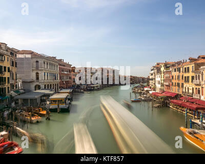 VENEZIA, ITALIA SETTEMBRE - 13, 2017: Vista lunga esposizione lungo il Canal Grande dal Ponte di Rialto con barche in movimento sfocate Foto Stock