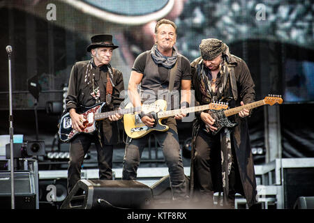 Il cantante americana, compositore e musicista Bruce Springsteen esegue un concerto dal vivo con la sua band la E Street Band a Ullevaal Stadion di Oslo. Qui egli è visto dal vivo sul palco con i chitarristi Nils Lofgren (L) e Steven Van Zandt (R). Norvegia, 29/06 2016.. Norvegia, 29/06 2016. Norvegia, 29/06 2016. Foto Stock