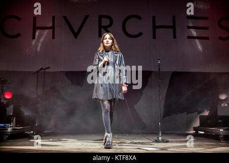 La Scottish elettro- e banda synthpop CHVRCHES (stilizzati come CHVRCHΞS) esegue un concerto dal vivo presso il norvegese music festival Øyafestivalen 2016 a Oslo. Qui il cantante Lauren Mayberry è visto dal vivo sul palco. Norvegia, 12/08 2016. Foto Stock