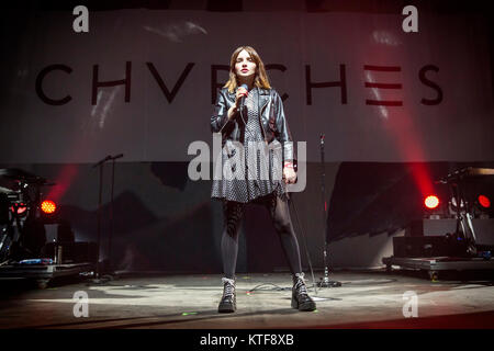 La Scottish elettro- e banda synthpop CHVRCHES (stilizzati come CHVRCHΞS) esegue un concerto dal vivo presso il norvegese music festival Øyafestivalen 2016 a Oslo. Qui il cantante Lauren Mayberry è visto dal vivo sul palco. Norvegia, 12/08 2016. Foto Stock