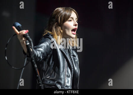 La Scottish elettro- e banda synthpop CHVRCHES (stilizzati come CHVRCHΞS) esegue un concerto dal vivo presso il norvegese music festival Øyafestivalen 2016 a Oslo. Qui il cantante Lauren Mayberry è visto dal vivo sul palco. Norvegia, 12/08 2016. Foto Stock