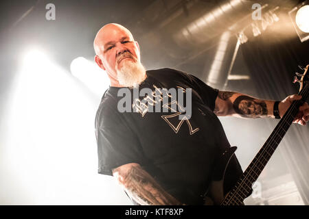 I fanghi americano metal band Palanca esegue un concerto dal vivo a John Dee durante il norvegese heavy metal festival Inferno Metal Festival 2017 a Oslo. Qui il bassista Todd strano è visto dal vivo sul palco. Norvegia, 14/04 2017. Foto Stock