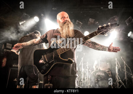 I fanghi americano metal band Palanca esegue un concerto dal vivo a John Dee durante il norvegese heavy metal festival Inferno Metal Festival 2017 a Oslo. Qui il cantante e il chitarrista Kirk Windstein è visto dal vivo sul palco. Norvegia, 14/04 2017. Foto Stock