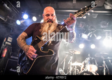 I fanghi americano metal band Palanca esegue un concerto dal vivo a John Dee durante il norvegese heavy metal festival Inferno Metal Festival 2017 a Oslo. Qui il cantante e il chitarrista Kirk Windstein è visto dal vivo sul palco. Norvegia, 14/04 2017. Foto Stock