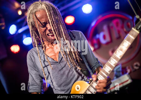 La American funk rock band Dan Reed Network esegue un concerto dal vivo al Hard Rock Café in Oslo. Qui il chitarrista Brion James è visto dal vivo sul palco. Norvegia, 04/06 2016. Foto Stock