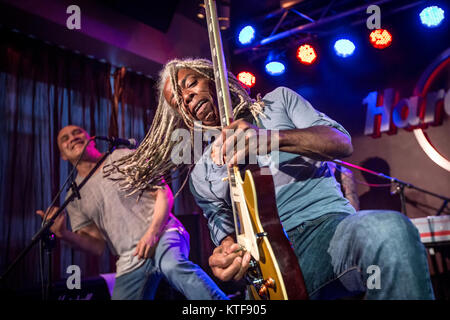 La American funk rock band Dan Reed Network esegue un concerto dal vivo al Hard Rock Café in Oslo. Qui il chitarrista Brion James è visto dal vivo sul palco. Norvegia, 04/06 2016. Foto Stock