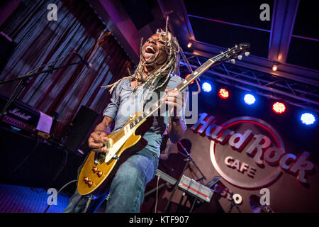 La American funk rock band Dan Reed Network esegue un concerto dal vivo al Hard Rock Café in Oslo. Qui il chitarrista Brion James è visto dal vivo sul palco. Norvegia, 04/06 2016. Foto Stock