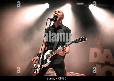 Norvegia, Oslo - Novembre 29, 2017. Il canadese rock band Danko Jones svolge un concerto dal vivo al Rockefeller di Oslo. Qui la cantante e chitarrista Danko Jones è visto dal vivo sul palco. (Photo credit: Gonzales foto - Terje Dokken). Foto Stock