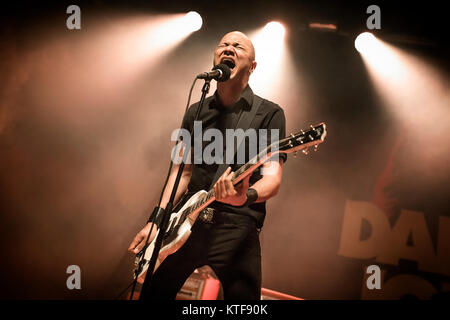 Norvegia, Oslo - Novembre 29, 2017. Il canadese rock band Danko Jones svolge un concerto dal vivo al Rockefeller di Oslo. Qui la cantante e chitarrista Danko Jones è visto dal vivo sul palco. (Photo credit: Gonzales foto - Terje Dokken). Foto Stock