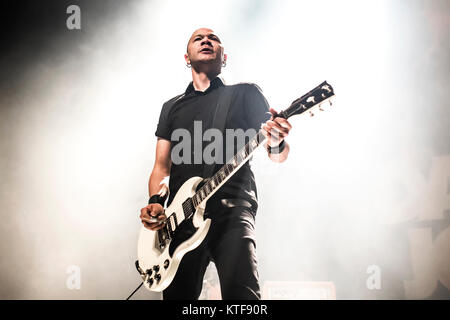 Norvegia, Oslo - Novembre 29, 2017. Il canadese rock band Danko Jones svolge un concerto dal vivo al Rockefeller di Oslo. Qui la cantante e chitarrista Danko Jones è visto dal vivo sul palco. (Photo credit: Gonzales foto - Terje Dokken). Foto Stock